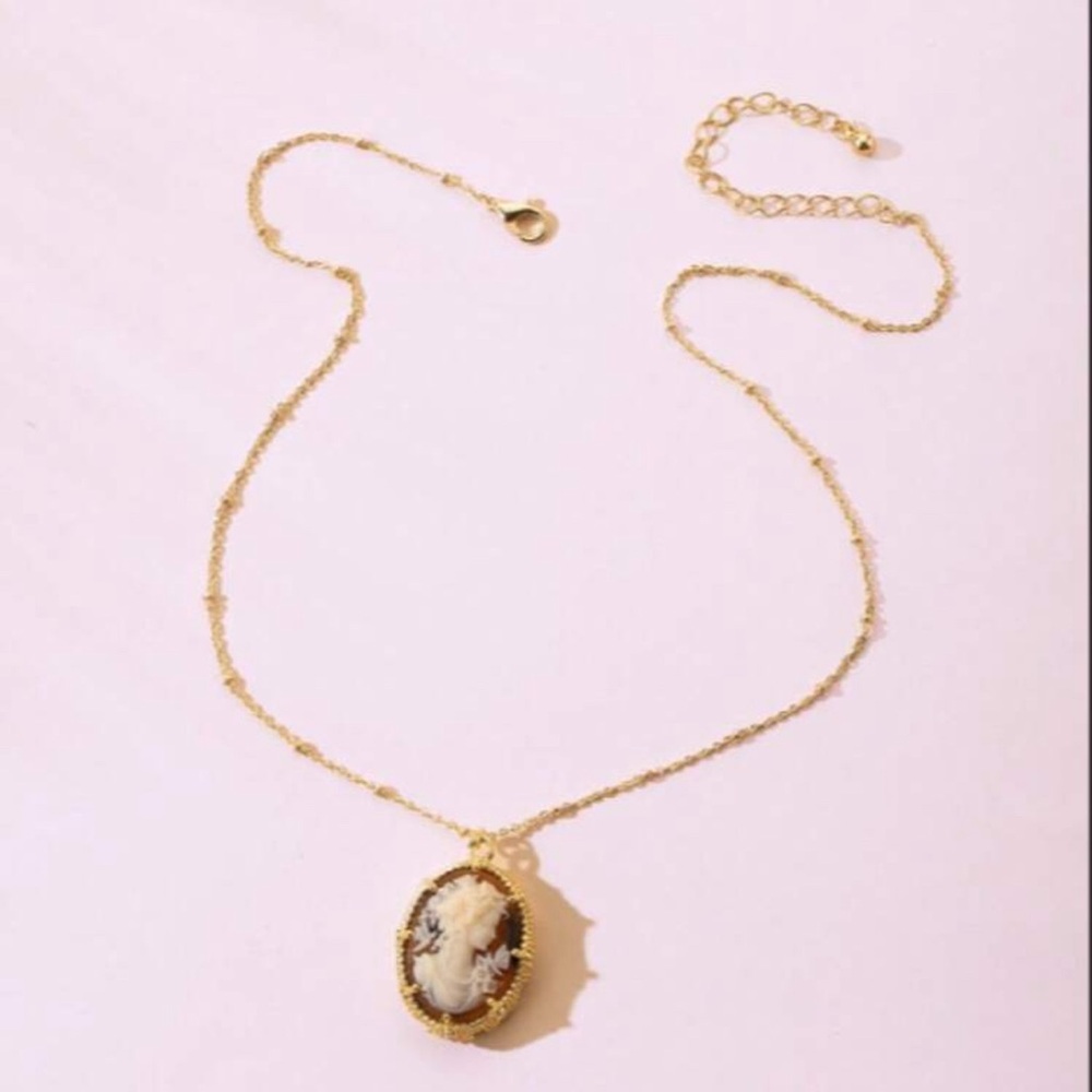 WHITE STATEMENT NECKLACE - Picture 6 of 12